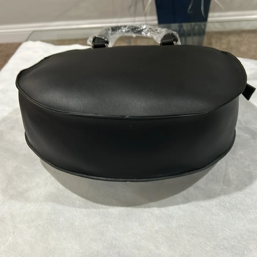 New Melie Bianco black vegan leather round bag w/adjustable strap. - Picture 7 of 10